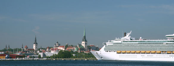 Kruiisilaev Tallinna sadamas, Tallinn, Eesti Kruiisilaev Tallinna sadamas vaatega vanalinnale suvel, Kesklinn, Tallinn, Eesti