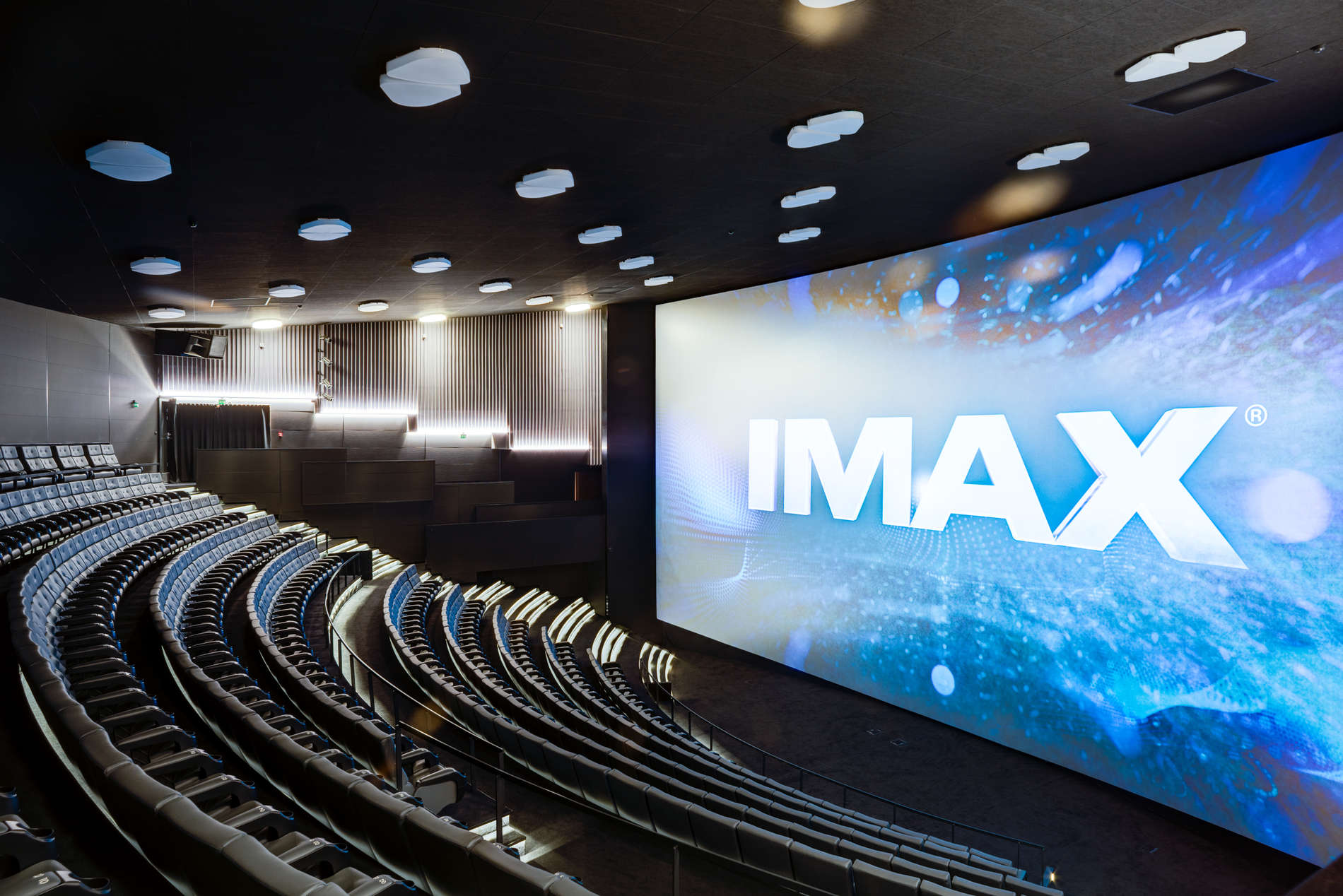 Киносфера imax в тц капитолий. Аймакс кинотеатр в Москве. IMAX экран. Аймакс 3д Москва самый большой экран Капитолий. Nescafe IMAX кинотеатр.