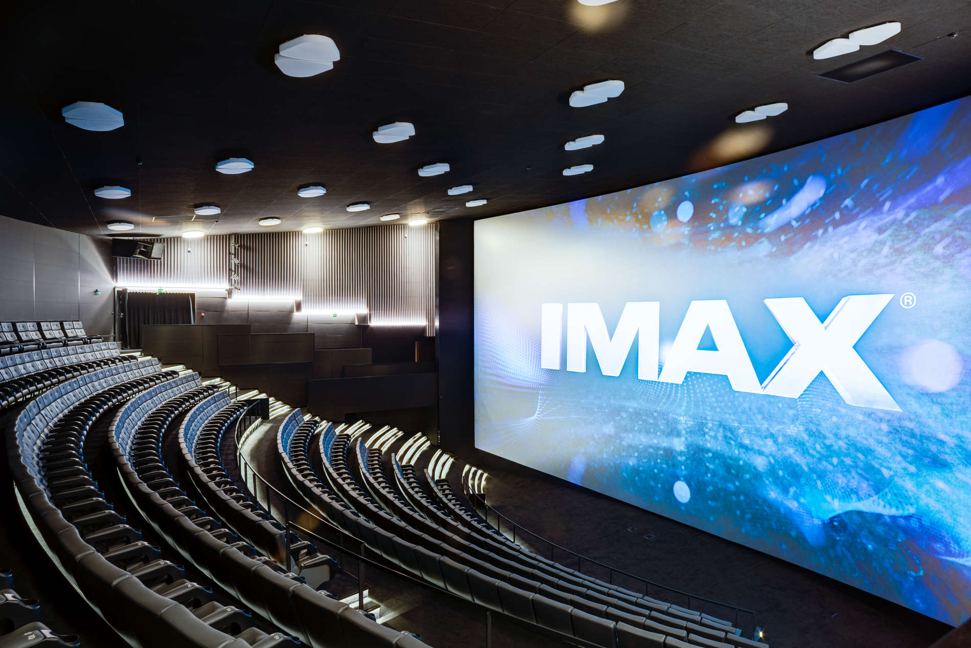 Капитолий на ленинградке кинотеатр расписание. Аймакс кинотеатр в Москве. IMAX экран. Аймакс 3д Москва самый большой экран Капитолий. Nescafe IMAX кинотеатр.